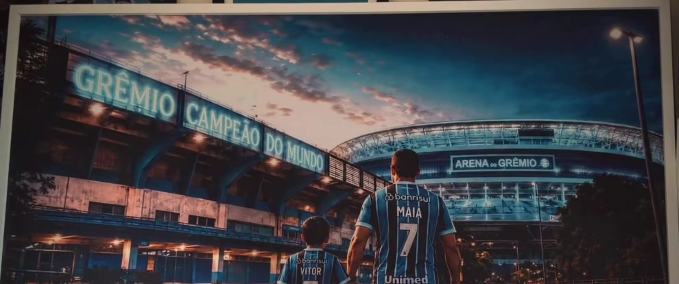 Quadro personalizado com pai e filho de costas em frente à Arena do Grêmio, camisas com o sobrenome Maia e o nome Vitor