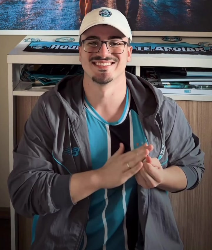 Torcedor ao lado do quadro personalizado pendurado na parede do quarto